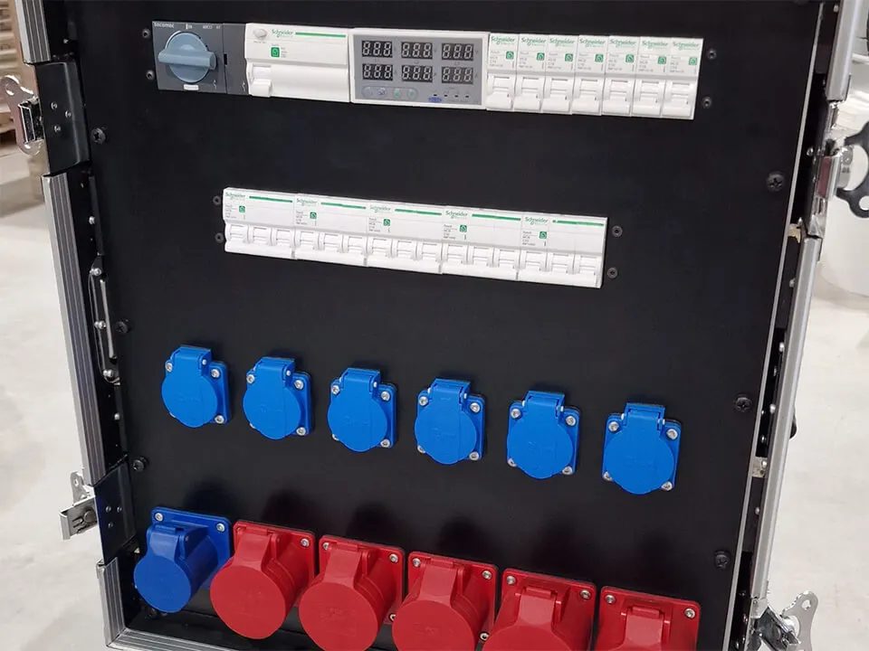 A színpad biztonsága a háttérben, mégis a középpontban 05 powerbox